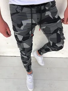 Vue détaillée d'un pantalon cargo jogger camouflage gris pour homme avec cordon