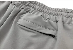 Nahaufnahme einer grauen Herren-Sporthose mit Gummibund und Reißverschlusstasche