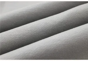 Nahaufnahme von grauem Strickstoff, der die weiche Textur und Webdetails zeigt