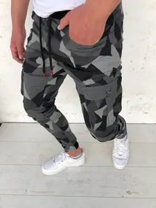 Détail du motif de camouflage géométrique et de la poche cargo sur le pantalon de jogging