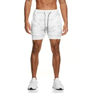 Detalle del diseño de doble capa y patrón de camuflaje blanco del pantalón corto hombre