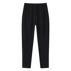 Detailansicht der schwarzen Herren-Sporthose mit Kordelzug und Reißverschlusstaschen.