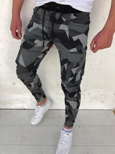 Vue détaillée d'un pantalon cargo camouflage gris géométrique pour le fitness masculin