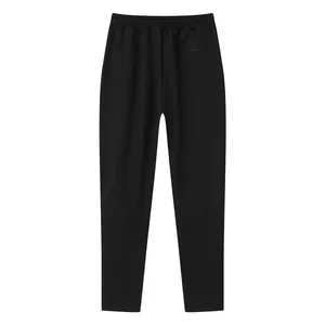 Rückansicht der schwarzen Herren-Sportjogginghose mit Gummibund und Gesäßtasche.