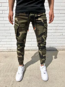 Détail d'un pantalon de jogging camouflage ajusté pour hommes avec cordon.