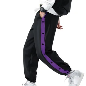Detailweergave van zwarte joggingbroek voor heren met paarse streep en drukknoppen