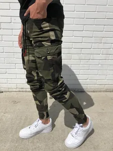 Vue détaillée du pantalon cargo camouflage pour homme avec baskets blanches