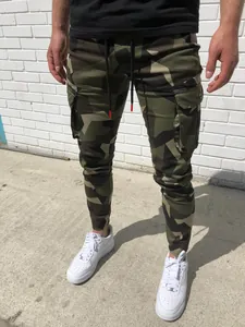 Gros plan sur le pantalon cargo camouflage pour homme, coupe slim avec cordon.