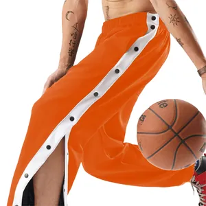 Gedetailleerde weergave van oranje basketbal sportbroek voor heren met zijdelingse drukknopen