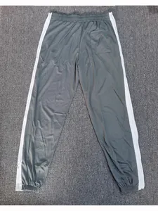 Achteraanzicht van grijze sportbroek voor heren met witte zijstrepen en elastiek.