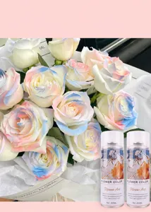 Deux bombes de peinture florale 450ml à côté d'un bouquet de roses bleues