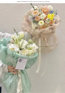 Twee elegante bloemboeketten verpakt in Koreaanse zijden gaasstof voor DIY bloemstukken