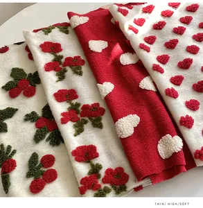 Détail du tissu en laine d'agneau avec motifs de cœurs et fleurs pour emballage de bouquets