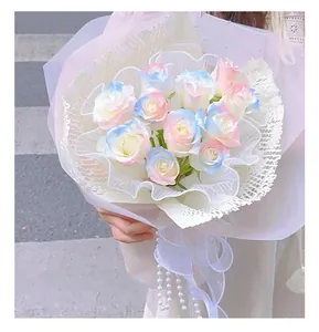 Gros plan de roses colorées avec de la peinture florale bleu givré pour bricolage