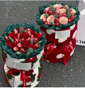 Vue détaillée de boîtes à fleurs en laine d'agneau avec roses et fraises pour la Saint-Valentin