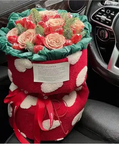 Emballage bouquet en polaire rouge à pois avec fraises fraîches et roses rouges