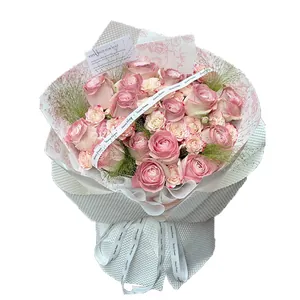 Magnifique bouquet de roses roses avec des matériaux d'emballage de fleuriste pro