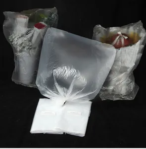 Primer plano de bolsas de polvo electrostáticas transparentes para proteger ramos de flores