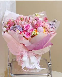 Dettaglio della carta da imballaggio per fiori stile Jiangnan nei toni rosa e viola.