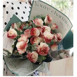 Carta regalo fiori design paesaggio su bouquet di rose romantico per regali