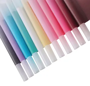 Primer plano de papel de regalo degradado para flores con textura de película brillante