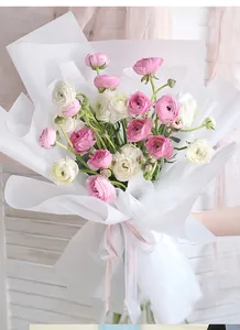Détail de papier d'emballage imperméable blanc élégant pour bouquets de fleurs frais