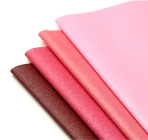 Detalle de papel de regalo brillante e impermeable en hermosos tonos degradados rosa.