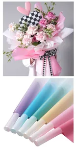 Detalle de papel de regalo floral degradado impermeable en varios colores suaves
