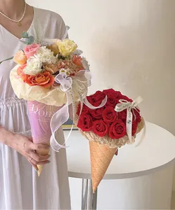 Vista detallada del papel de regalo decorativo con forma de cono de helado para flores