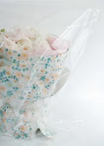 Vista de detalle de una bolsa antipolvo transparente para ramos de flores frescas.