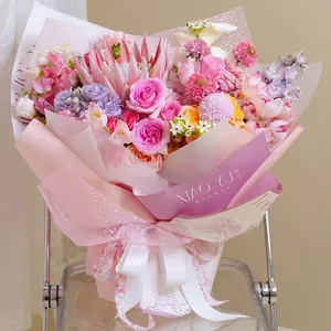 Carta da imballaggio floreale in stile paesaggistico per bouquet di rose ed eleganti regali