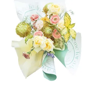 Carta regalo elegante per bouquet di fiori con scritte artistiche a tema
