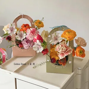 Due mini scatole regalo portatili per fiori con motivi a cuore e scritte dorate