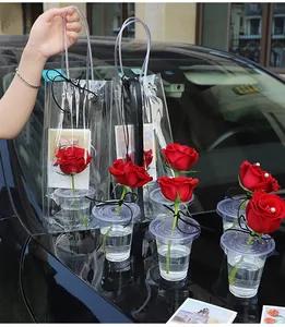 Detailansicht klarer wasserdichter PVC-Geschenktüten für Rosen mit Wasserbechern.