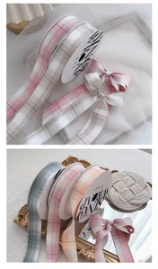 Detalle de cintas de tela de cuadros en rosa, azul y naranja para envolver regalos DIY.