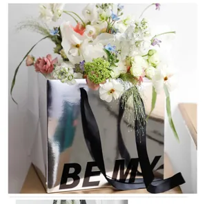 Borsa regalo argento effetto specchio con fiori per confezioni eleganti di bouquet