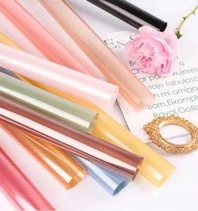 Vue détaillée de rouleaux de film gelée OPP colorés et semi-transparents pour fleurs