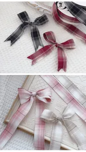 Detalle de varias cintas de cuadros de estilo británico y lazos hechos a mano para regalo