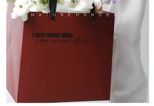 Elegante borsa regalo bordeaux per fiori con dettaglio scritta Love never dies