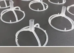 Gros plan de supports en plastique pour bouquets de collations et de boissons créatifs
