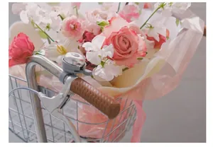 Détail du papier d'emballage rose translucide pour un bouquet de roses romantique