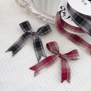 Elegantes lazos de cinta a cuadros de estilo británico para manualidades y regalos.