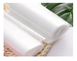 Primo piano di sacchetti trasparenti in PE per fiori che mostrano la consistenza