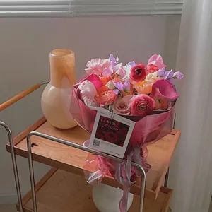 Papier d'emballage floral en film de gelée rose translucide pour bouquets élégants