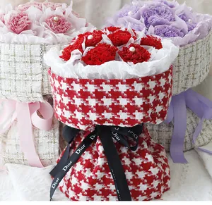 Primo piano del tessuto avvolgente bouquet pied-de-poule con nastro decorativo Dior.