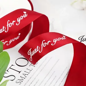Rood satijnen lint met Just for You print voor cadeauverpakking en boeketten
