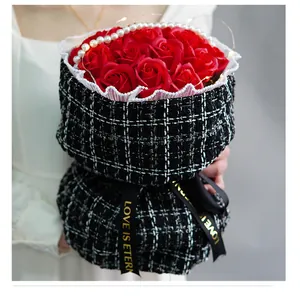 Dettaglio dell'elegante confezione per bouquet rotondo in tweed bianco e nero