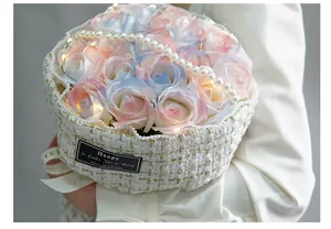 Elegante confezione per bouquet in tweed con rose di sapone, perle e luci a LED calde