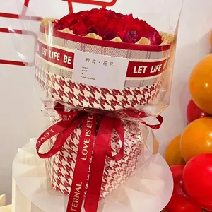 Carta da imballaggio floreale pied-de-poule rossa per bouquet di rose con nastro
