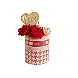 Confezione regalo floreale pied-de-poule con rose rosse e topper love per San Valentino
